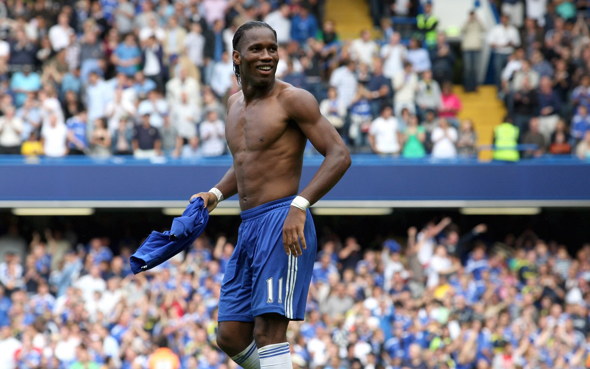 卡普尔通过强力冲击和灵活传球,帮助袋鼠队在比赛中占据主动,卡普尔和儿子们